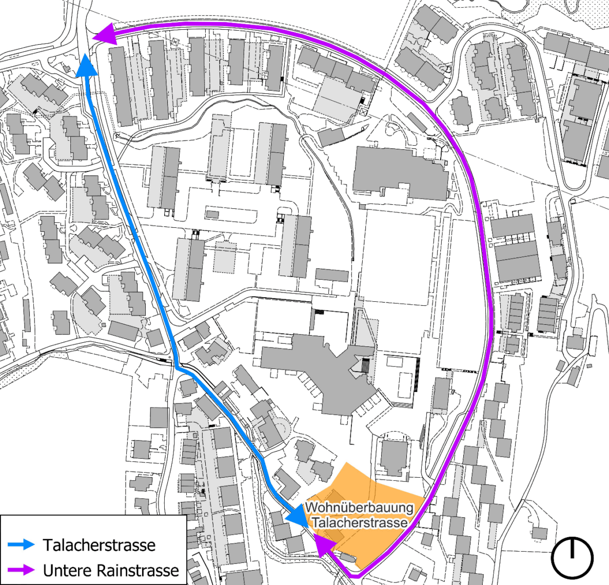 Übersichtsplan des Betrachtungsraums mit Gebäudegrundrissen und Strassennetz. Blauer Pfeil markiert die Talacherstrasse, violetter Pfeil die Untere Rainstrasse als Verbindungsroute mit Richtungsverlauf. Orange hervorgehoben ist das Areal der Wohnüberbauung Talacherstrasse. Legende und Nordpfeil unten links respektive rechts. Basiskarte @geodienste, ohne Angaben zu Verkehrssignalen oder Personenbewegungen.