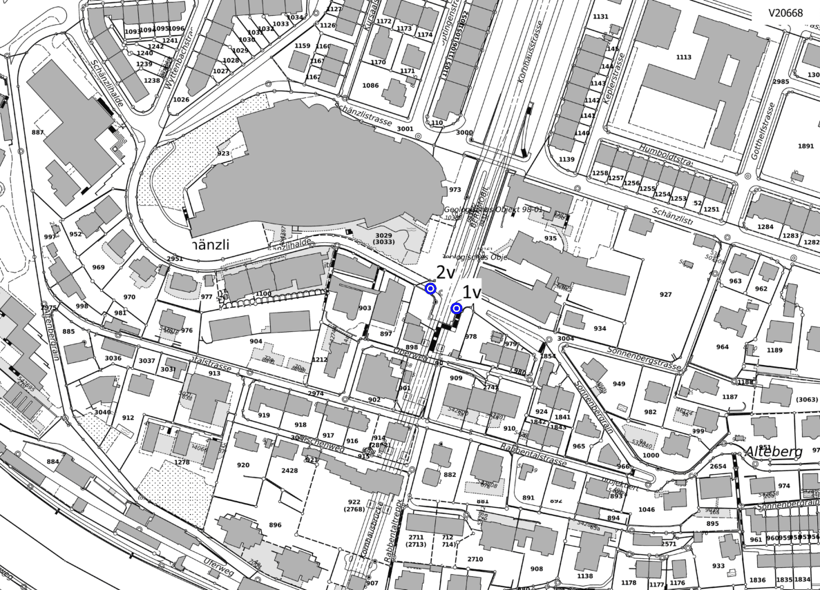 Katasterplan des Berner Schänzli-Quartiers mit Strassenverlauf von Schänzlistrasse, Kornhausstrasse, Rabbentalstrasse, Oberweg und Sonnenbergstrasse. Zwei blau markierte Erhebungsstandorte «1v» und «2v» kennzeichnen Messpunkte entlang der Bahnlinie beim Schänzlihalde-Areal, vermutlich zur Verkehrsmessung. Parzellennummern und Gebäudegrundrisse sind flächendeckend eingezeichnet, Grünfläche des Schänzliweihers zentral sichtbar.