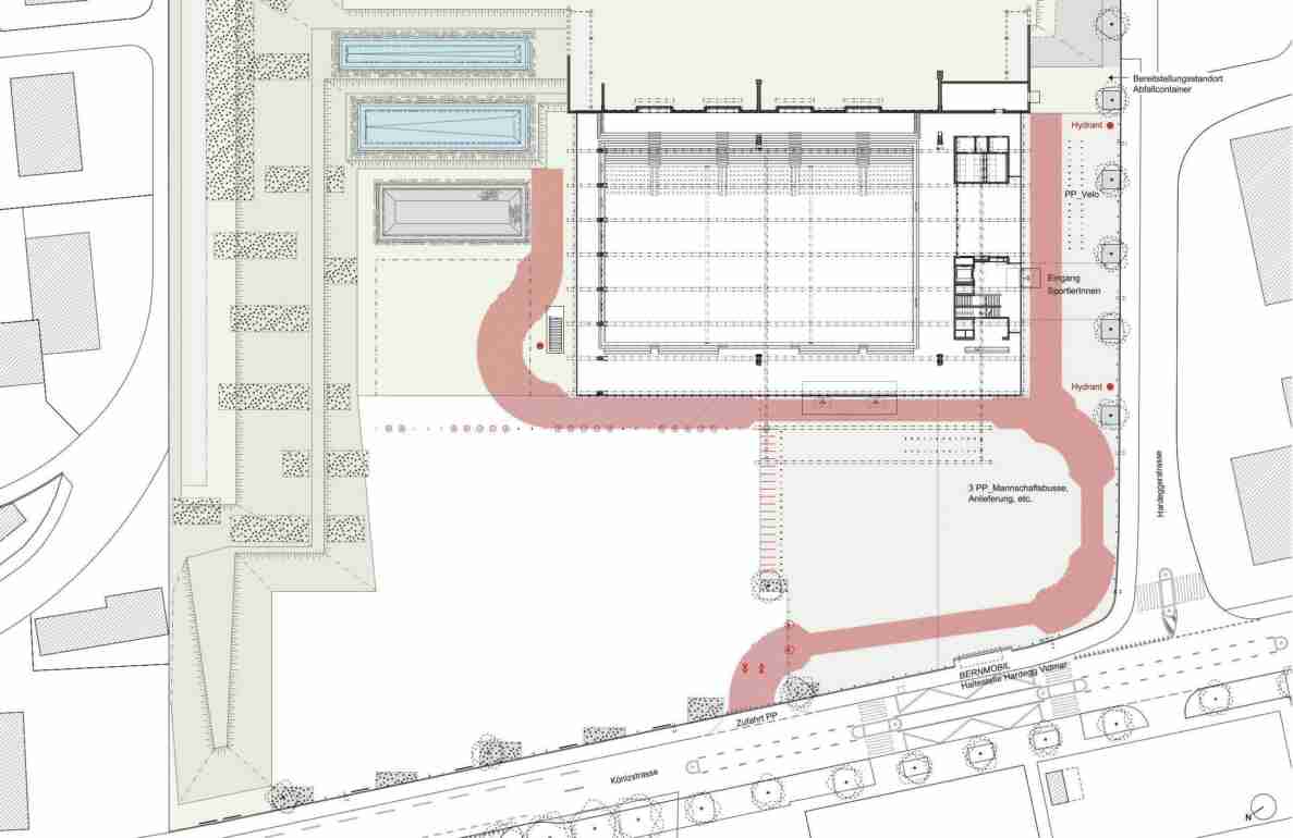 Situationsplan einer Sportanlage mit Schwimmbecken, Sporthalle und Aussenanlagen an der Könizstrasse und Hardeggerstrasse. Eingezeichnet sind Feuerwehrzufahrt (rot), Hydranten, Veloabstellplätze, Parkplätze für Mannschaftsbusse und Anlieferung, Eingang für SportlerInnen sowie die Bernmobil-Haltestelle Hardegg Vidmar mit Zufahrt zu den Parkplätzen entlang der Könizstrasse.