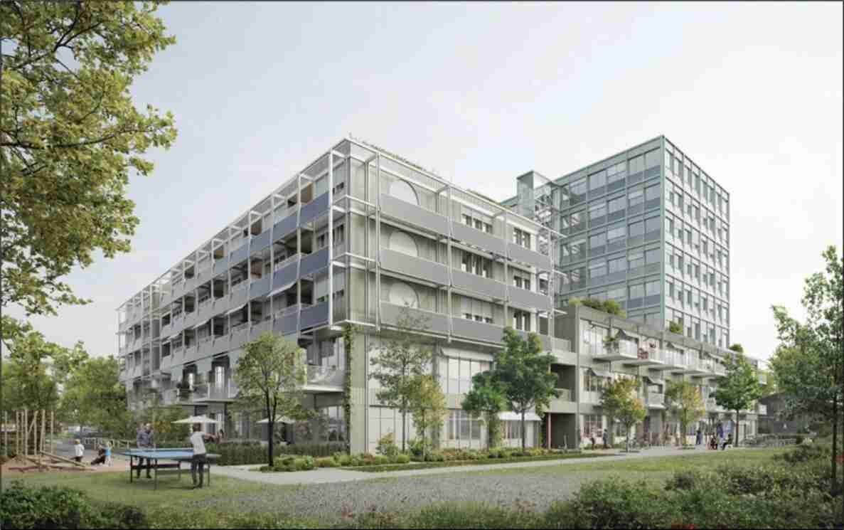 Visualisierung des Neubaus «U8» am Untermattweg 8 in Bern, Blickrichtung Nordost. Mehrgeschossiges Gebäudeensemble mit begrünten Fassaden und Balkonen. Davor Grünanlage mit Kiesweg, Tischtennisplatte, Spielplatz und Sitzgelegenheiten. Mehrere Personen halten sich zu Fuss im Aussenbereich auf, Velos stehen bei den Hauseingängen. Keine Fahrbahn, Verkehrssignale oder Messgeräte sichtbar.