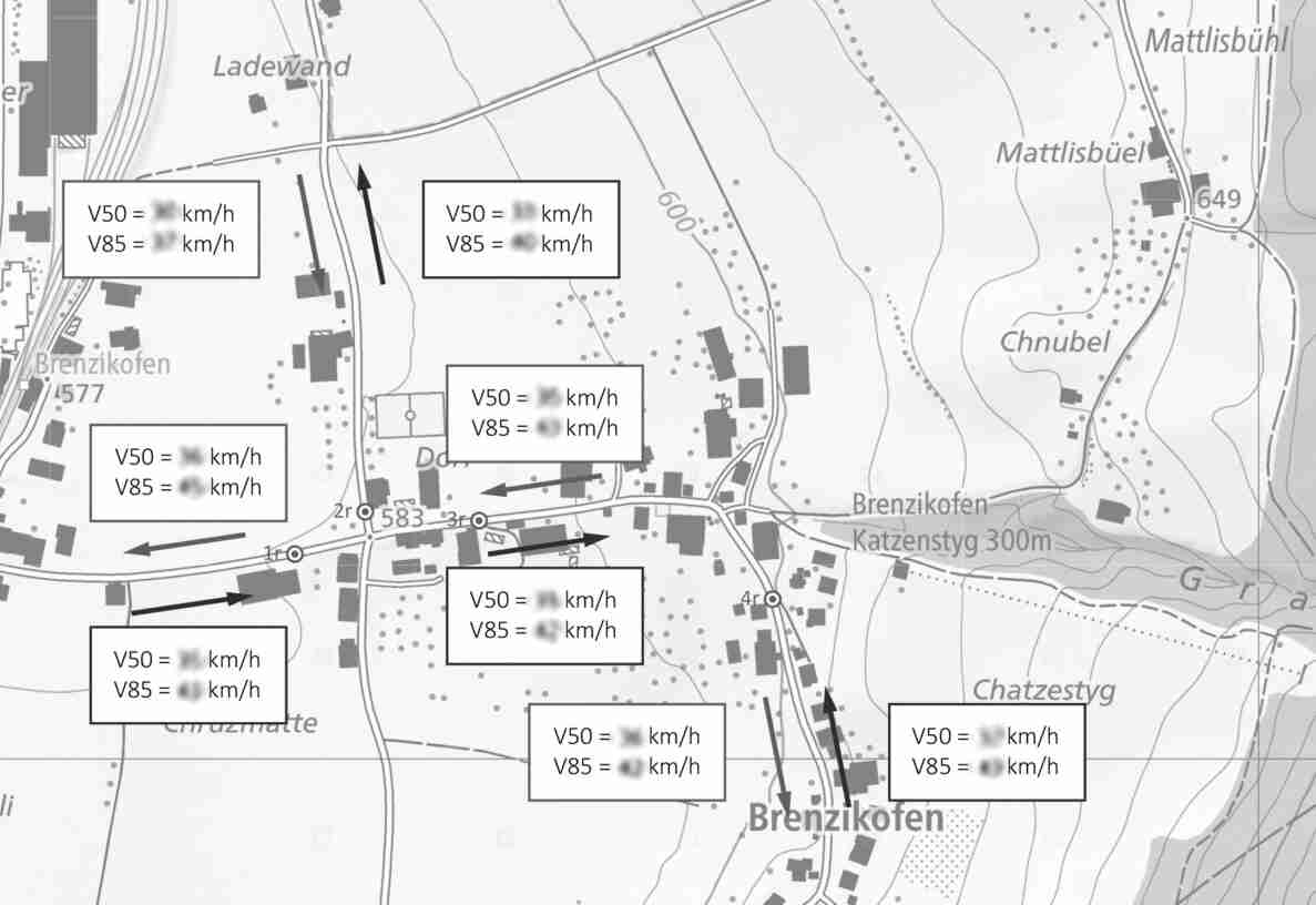 Topografische Karte von Brenzikofen mit Messpunkten der Verkehrsmessung an mehreren Strassenabschnitten. Pfeile zeigen Fahrtrichtungen an den Standorten 1r bis 4r, jeweils mit unscharf dargestellten V50- und V85-Geschwindigkeitswerten in km/h. Umliegende Flurnamen wie Ladewand, Mattlisbühl, Mattlisbüel, Chnubel, Chratzmatte und Chatzestyg sind verzeichnet, ebenso Höhenangaben und ein Gewässerverlauf im Osten der Karte.