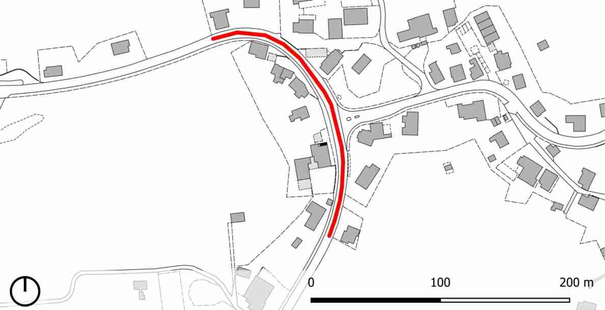 Schwarz-weisse Katasterkarte mit Gebäudegrundrissen, Parzellengrenzen und Strassenverlauf. Eine rot markierte Strecke entlang einer geschwungenen Strasse zeigt den Projektperimeter. Nordpfeil und Massstabsleiste (0–200 m) unten links. Basiskarte @geodienste.