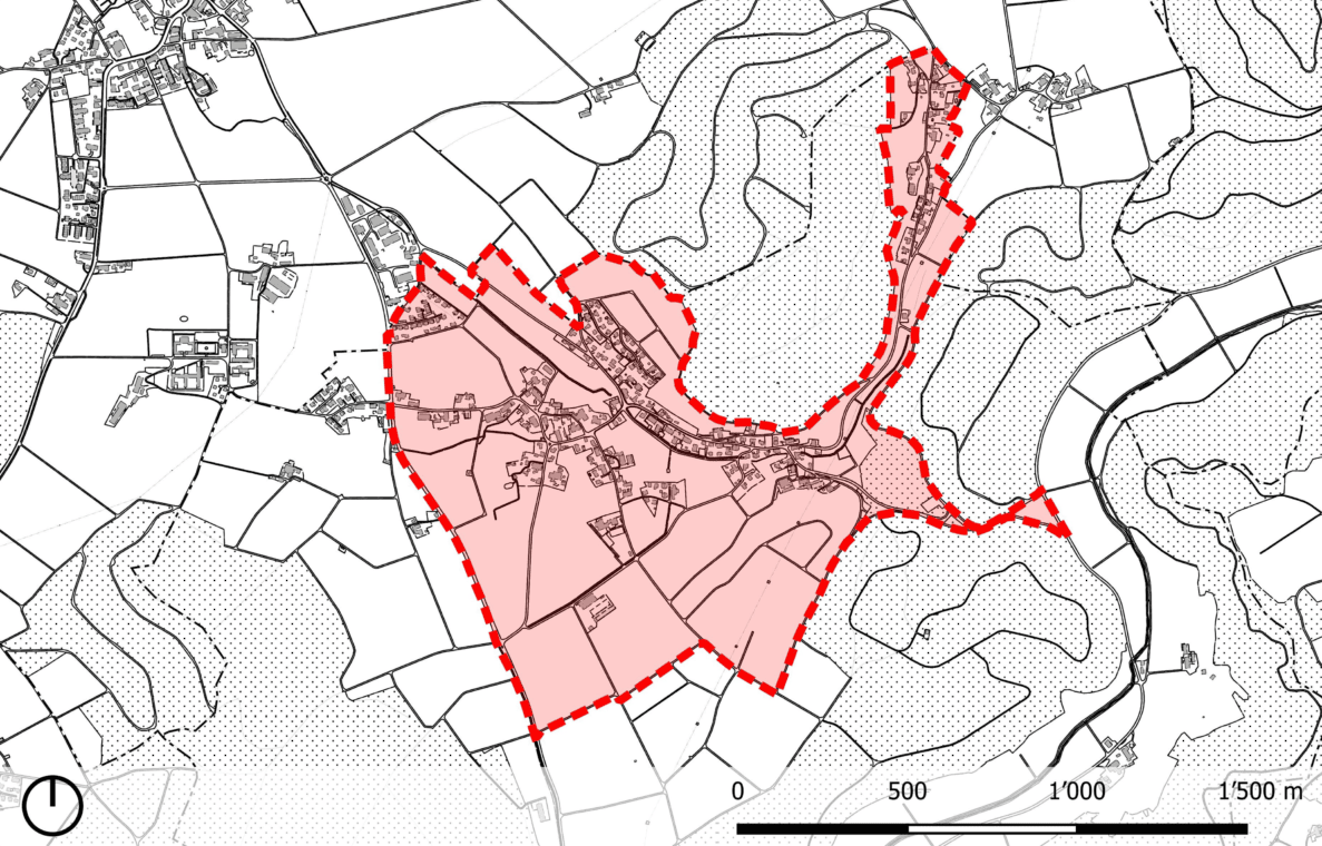 Schwarzweisse Grundlagenkarte mit rot gestrichelter Umrandung und rosa Fläche, die den Untersuchungsperimeter kennzeichnet. Dargestellt sind Parzellengrenzen, Gebäude, Strassenverlauf und Waldflächen eines Dorfgebiets samt Umgebung. Unten links Nordpfeil, unten rechts Massstabsleiste mit Angaben 0, 500, 1'000 und 1'500 Metern.