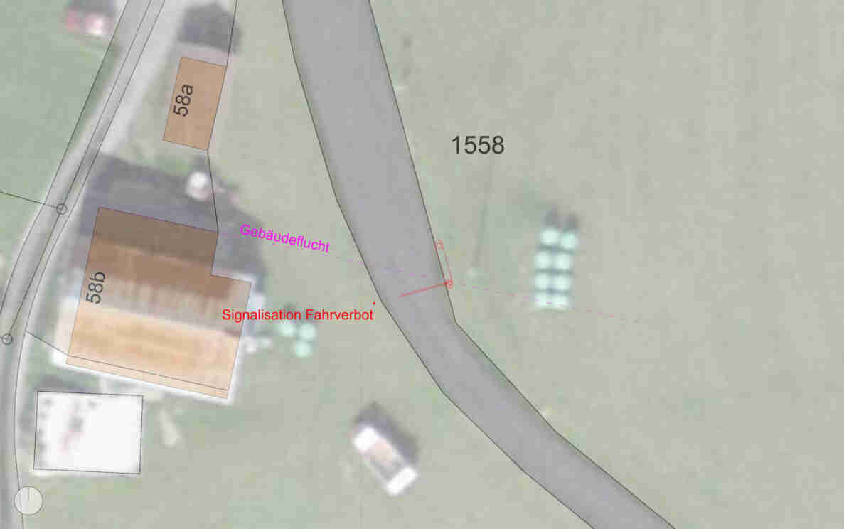 Orthofoto-Katasterplan mit eingezeichneter Parzelle 1558 und Gebäuden 58a/58b. Ein Strassenabschnitt ist als «Signalisation Fahrverbot» markiert, dort ist die geplante Schranke für das Winterhalbjahr vorgesehen. Gestrichelte violette Linie kennzeichnet die Gebäudeflucht entlang der Zufahrtsstrasse zu den Liegenschaften.