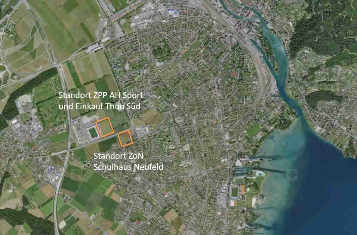 Luftbild von Thun mit eingezeichnetem Stadtgebiet, Fluss und See. Zwei orange markierte Flächen kennzeichnen die Standorte «ZPP AH Sport und Einkauf Thun Süd» sowie «ZöN Schulhaus Neufeld» im südwestlichen Siedlungsgebiet, umgeben von Wohnquartieren, Sportanlagen, landwirtschaftlichen Flächen und Verkehrswegen.