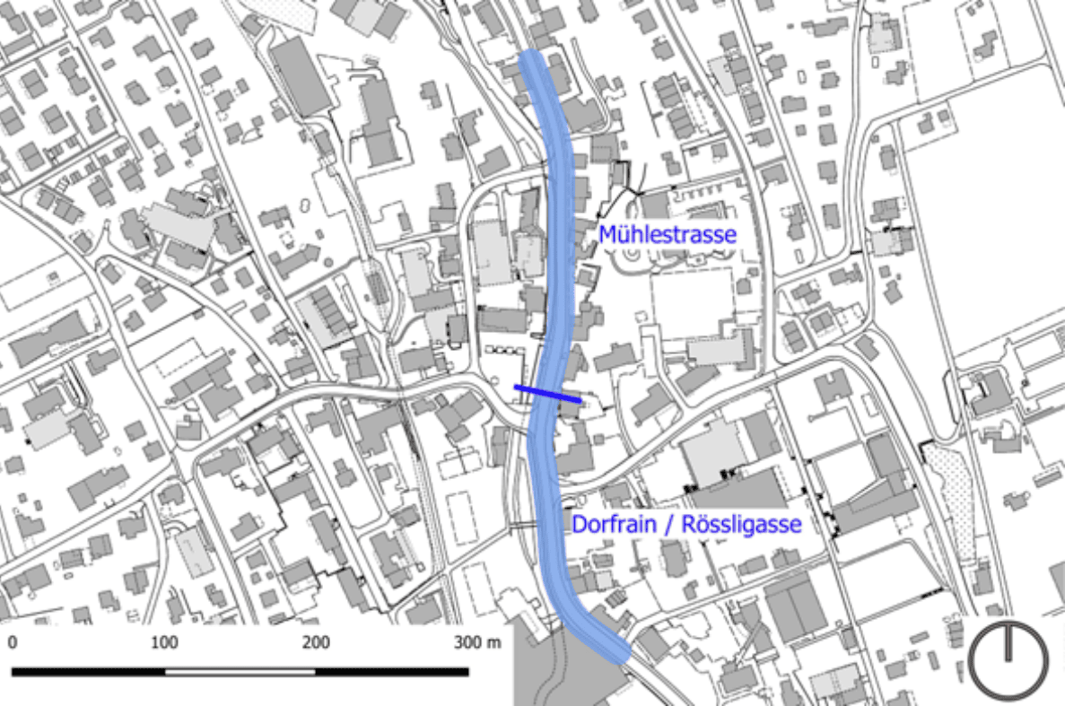 Kartenausschnitt von Niederlenz mit Hauptstrasse K248, blau hervorgehoben zwischen Mühlestrasse und Dorfrain/Rössligasse. Schwarze Linie markiert einen Messpunkt an der Hauptstrasse. Gebäudegrundrisse und Nebenstrassen des Ortsteils sind schematisch dargestellt, mit Massstabsleiste (0–300 m) und Nordpfeil unten rechts.
