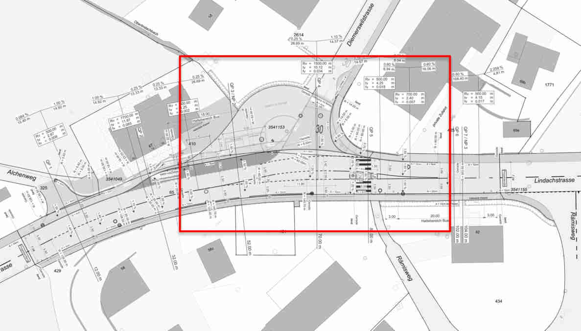 Strassenplan Situation 1:200 «Oberlindach Haltestelle Käserei», Stand 13.03.2024, mit rot umrandetem Projektperimeter. Dargestellt sind Lindachstrasse, Diemerswilstrasse, Rämisweg und Alchenweg mit Fahrbahnachsen, Radien, Gefällangaben und Tempo-30-Signalisation. Eingezeichnet sind Haltebereich Bus, taktil-visuelles Aufmerksamkeitsfeld, Fussgängerübergang mit Belag sowie Parzellennummern und Vermassungen entlang der Strassenränder.