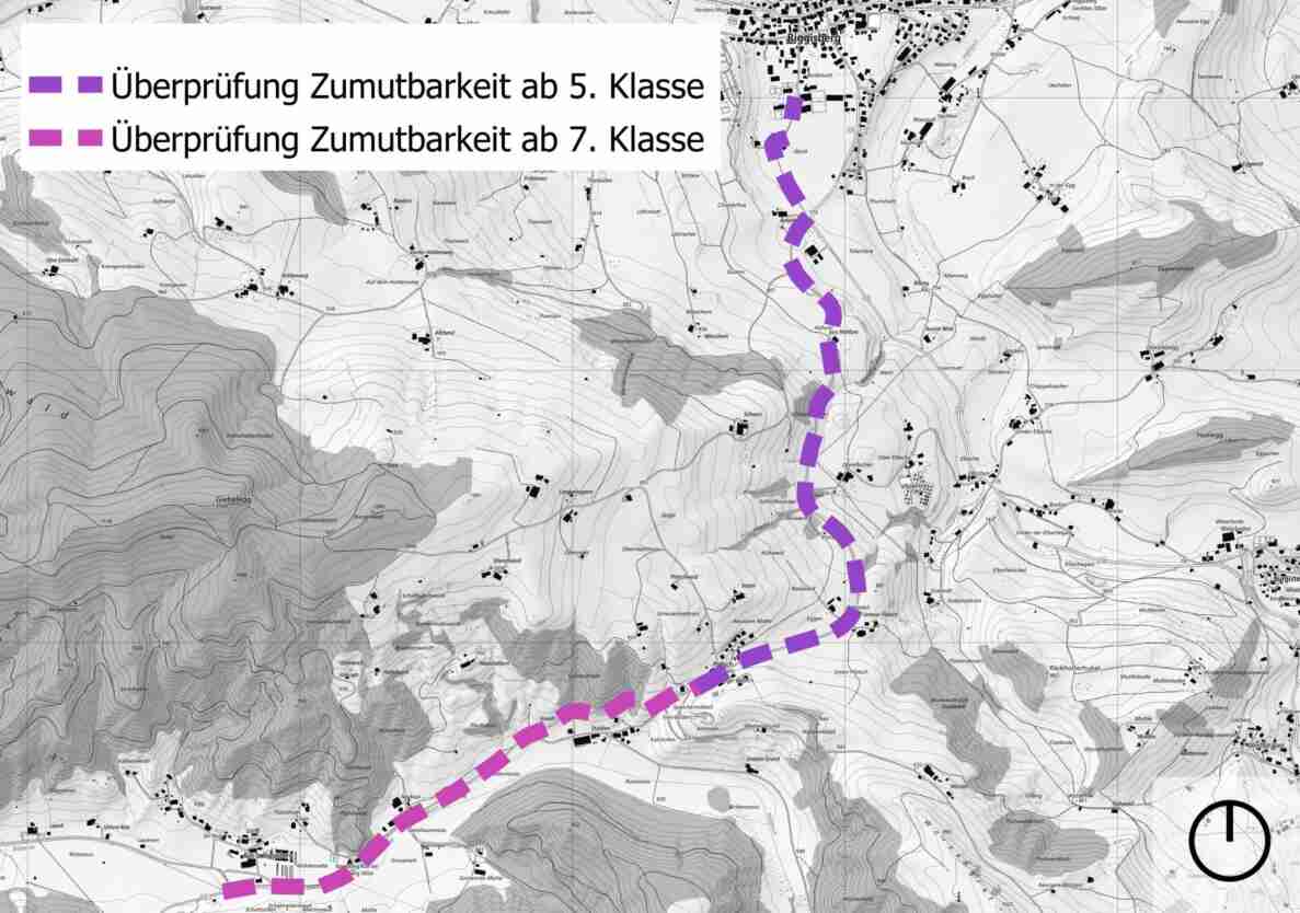 Topografische Basiskarte @geodienste mit eingezeichnetem Perimeter zur Überprüfung der Zumutbarkeit des Schulwegs zwischen Rüti bei Riggisberg und Riggisberg. Ein violett markierter Streckenabschnitt kennzeichnet die Überprüfung ab 5. Klasse, ein pinkfarbener Abschnitt ab 7. Klasse. Die Route verläuft entlang lokaler Strassen durch Weiler wie Stalden, Plötsch und Aebnit, mit Geländekonturen und Höhenangaben im Hintergrund.