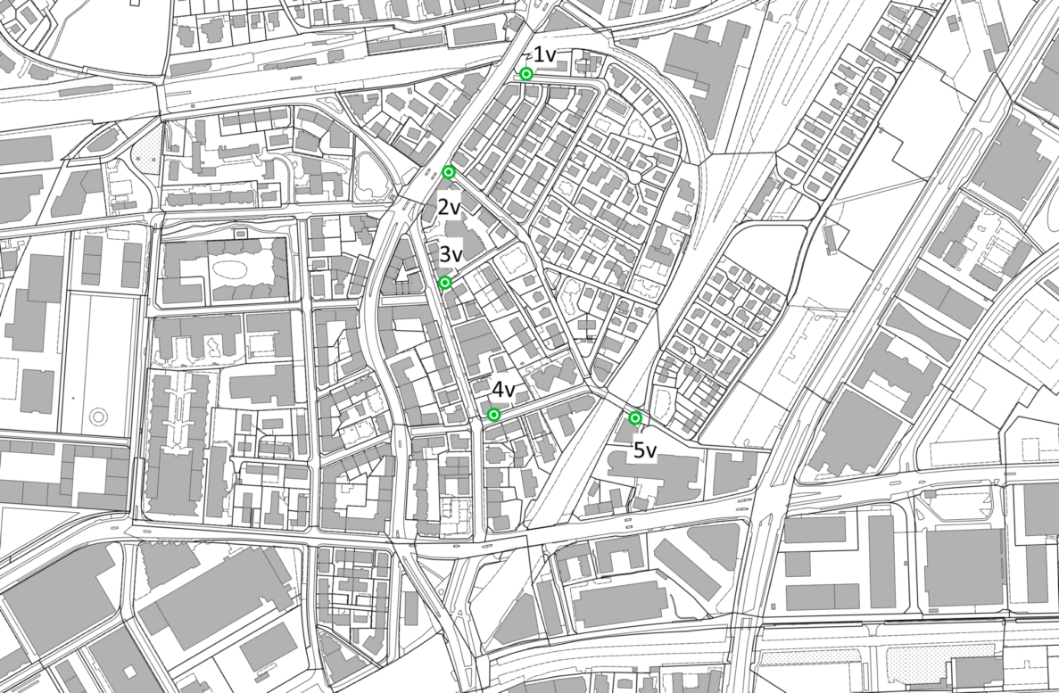 Schwarz-weisser Übersichtsplan des Quartiers Seebach in Zürich mit eingezeichnetem Strassennetz, Gebäudegrundrissen und Bahngleisen. Fünf mit grünen Kreisen markierte und nummerierte Standorte (1v bis 5v) entlang einer zentralen Nord-Süd-Verkehrsachse kennzeichnen Erhebungsstellen für eine Verkehrsmessung.