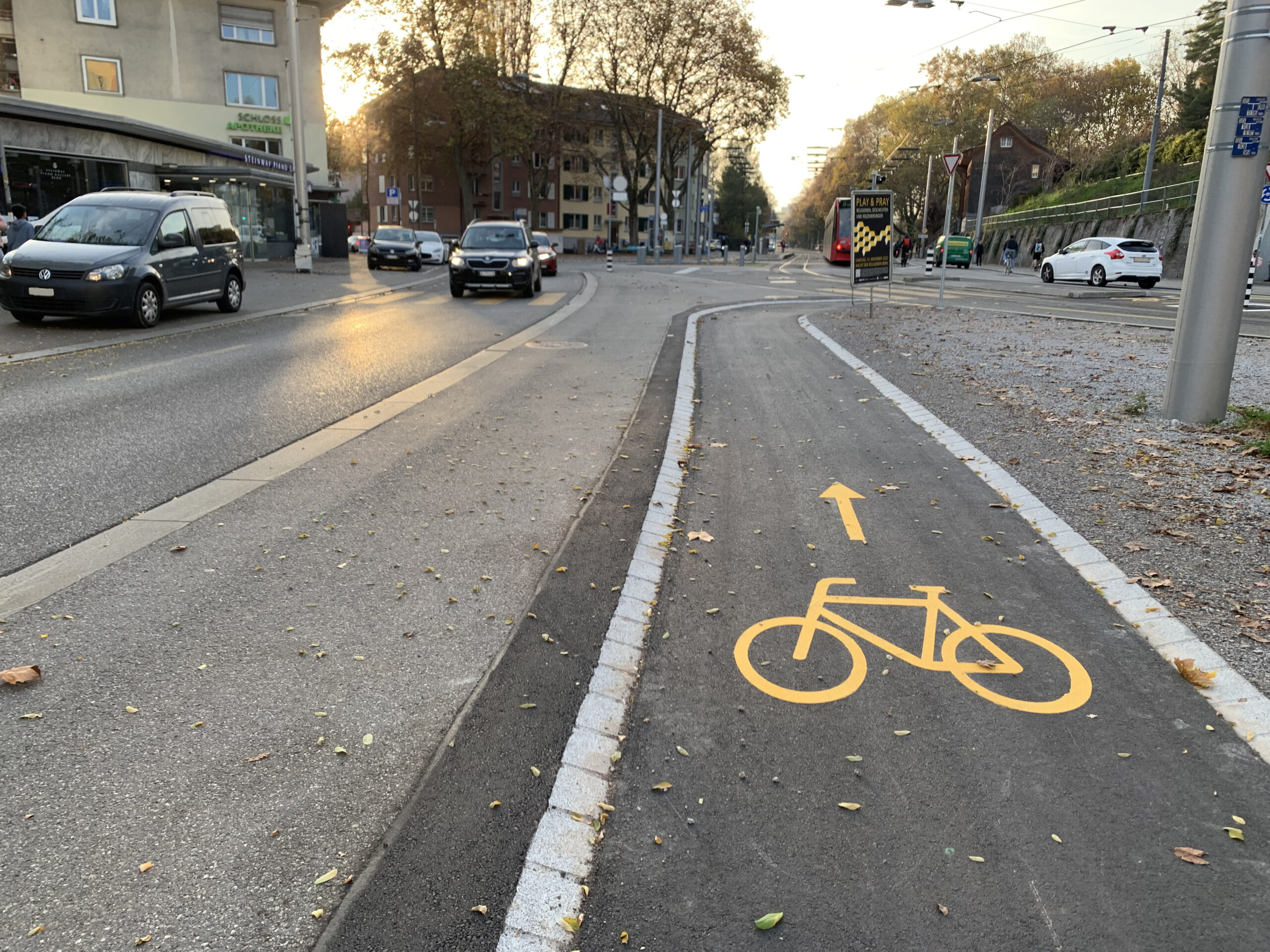 Zufahrt Velos aus der Schwarztorstrasse auf den Loryplatz